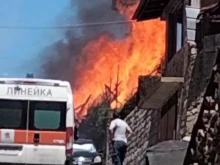 Пожар избухна в две къщи в Тетевен