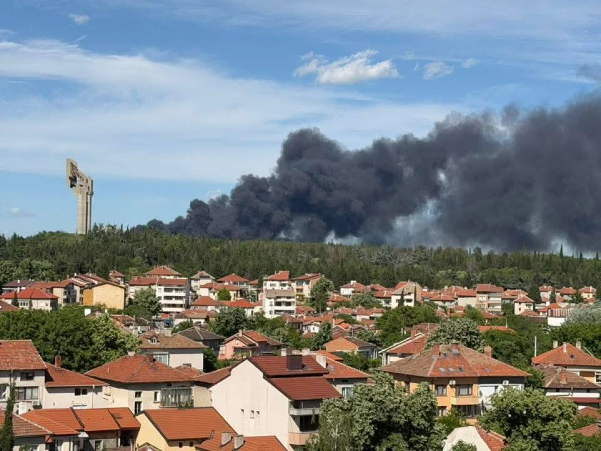 Пожарът край Стара Загора е овладян, екипи ще работят и през нощта