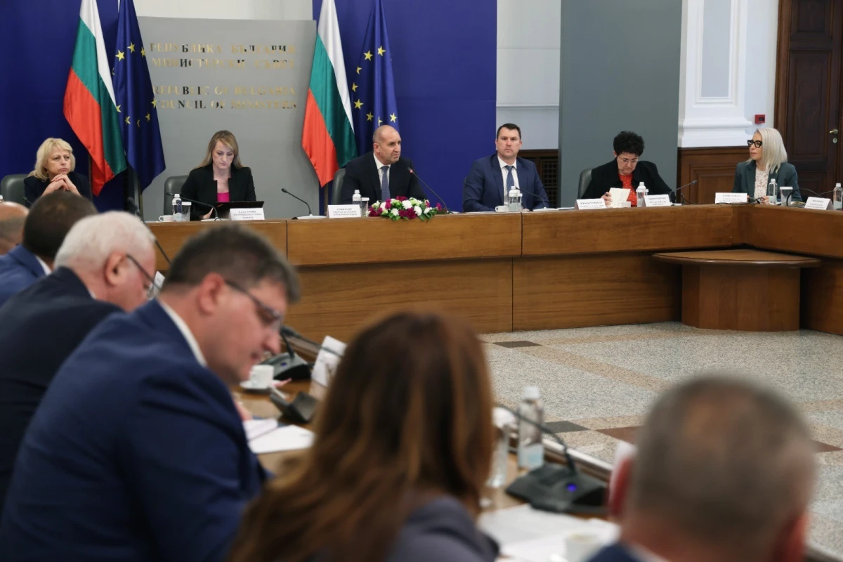 Радев поиска от областните управители бърза реакция при бедствия и законосъобразна работа