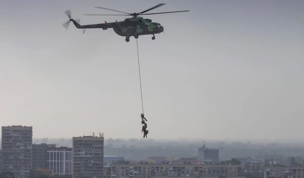 Военни хеликоптери прелетяха на метри от жилищни сгради в Пловдив