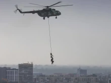 Военни хеликоптери прелетяха на метри от жилищни сгради в Пловдив