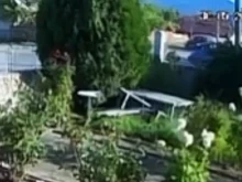 Камера засне как млада мотористка изхвърча във въздуха след сблъсък