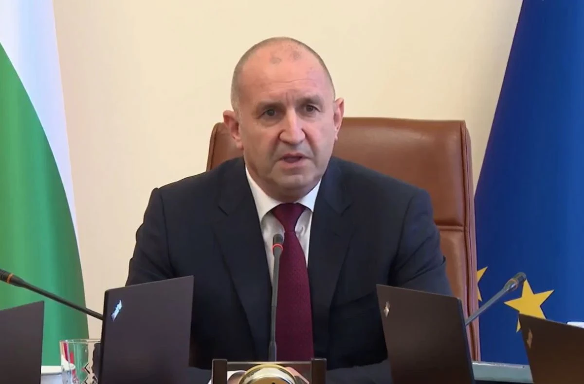 Румен Радев: Научихме, че ще купуваме F-16, ще режем майчинството и ще намаляваме пенсиите - това не е вярно