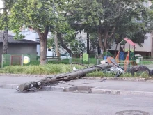 Млад шофьор се вряза в бетонен стълб до детска площадка в Русе