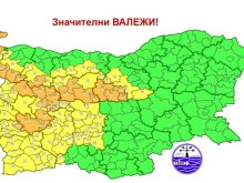 Обявиха предупредителни кодове за части от България