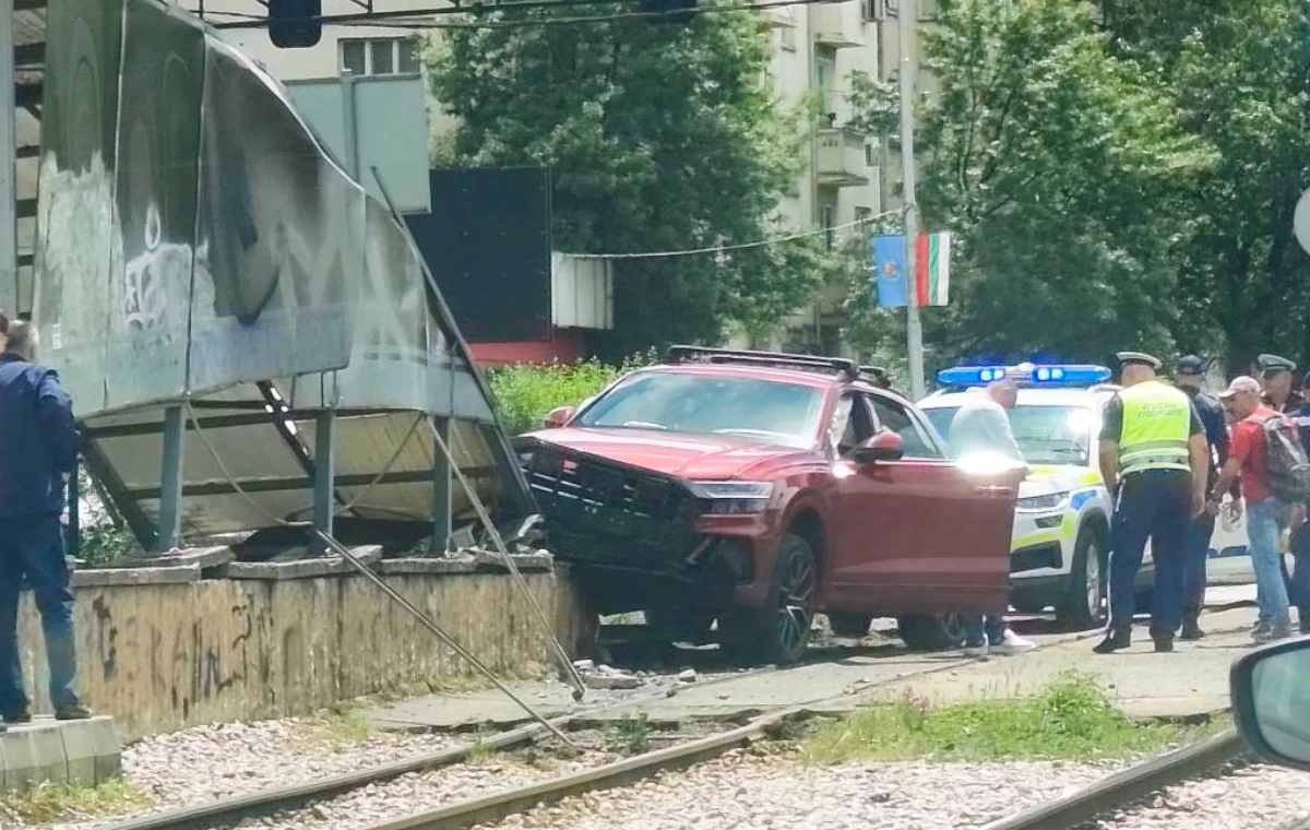 Лек автомобил самокатастрофира на кръстовището на бул България и бул