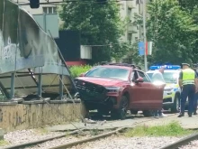 Лек автомобил се заби в подлез на бул. "България" в София