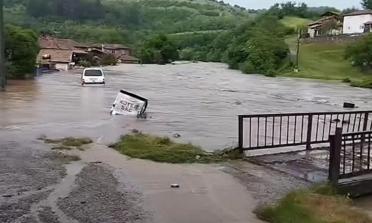 Ужасяваще кадри споделени от Meteo Balkans показват наводнението в село