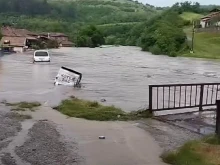 Ужасяваще кадри от наводненото село Тича: Реката е излязла от коритото си