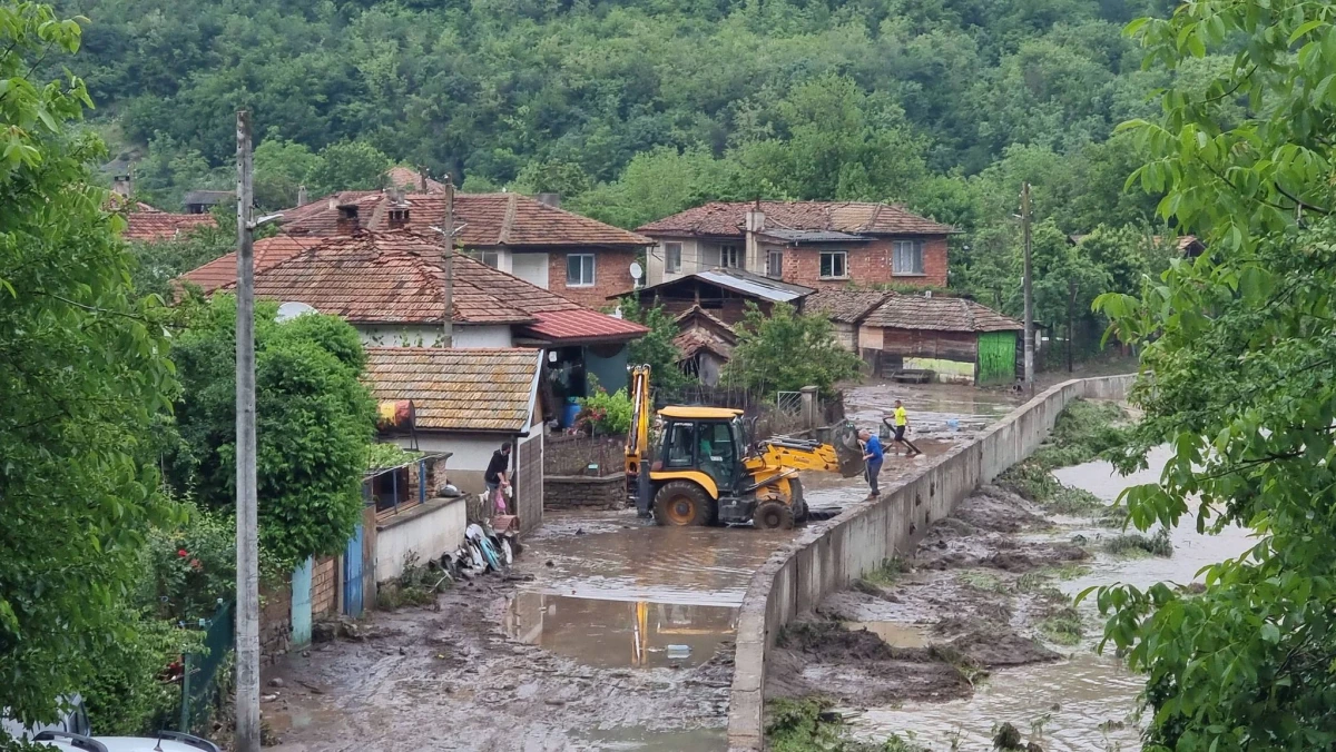 Продължава разчистването на наводнените къщи и улици в село Тича