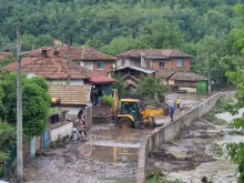 Армията се включва в разчистването на село Тича след потопа