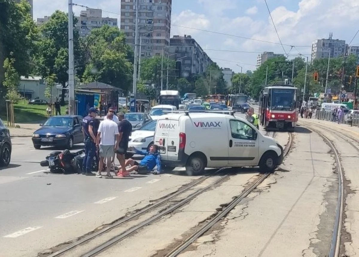 За пътен инцидент между микробус и мотор в София съобщават