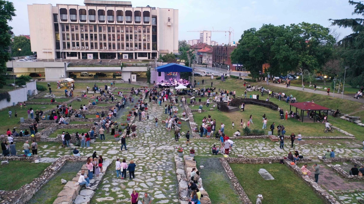 Снощи под открито небе сред неповторимата атмосфера на Античния форумен
