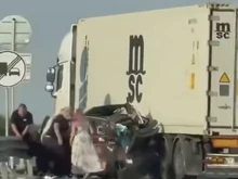 Спешна помощ транспортира две жени след сблъсъка с камион на АМ "Тракия"