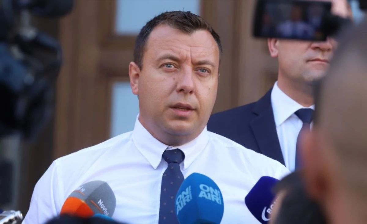 Народният представител от Възраждане Петър Петров постави пред министъра на