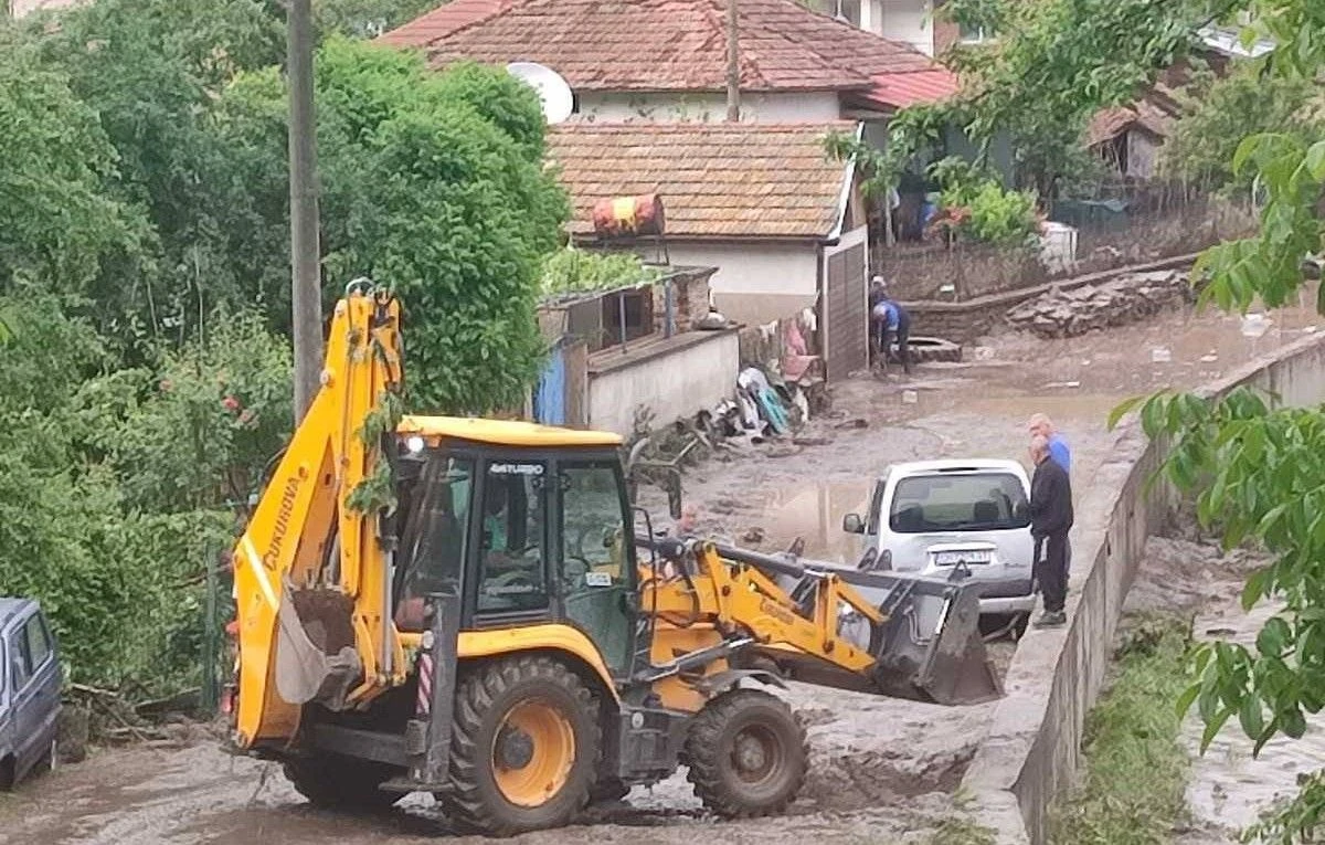 След поредната порция от силни валежи река Черна отново излезе