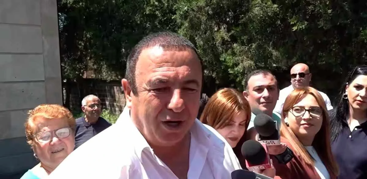Лидерът на опозиционната партия Просперираща Армения Гагик Царукян гласува на изборите