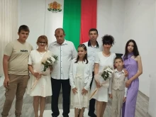 Приятелски семейства направиха двойна сватба в Мадан, взимно си кумуваха