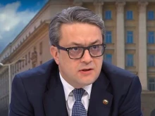 Тома Биков за "Кошница за грижа": След като Радев се закани преди три седмици на големите вериги, сега вече е тяхно рекламно лице