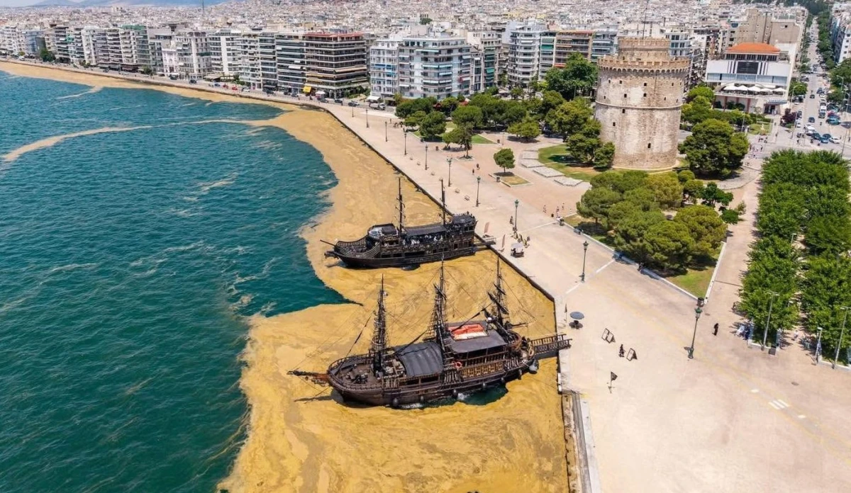 Фосфати и жеги превърнаха морето в Солун в 