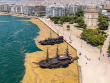 Фосфати и жеги превърнаха морето в Солун в "супа"