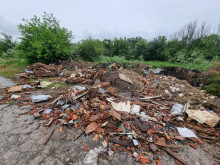 Екоинспектори откриха над 50 тона боклуци край свищовско село, нарушителите ще бъдат глобени