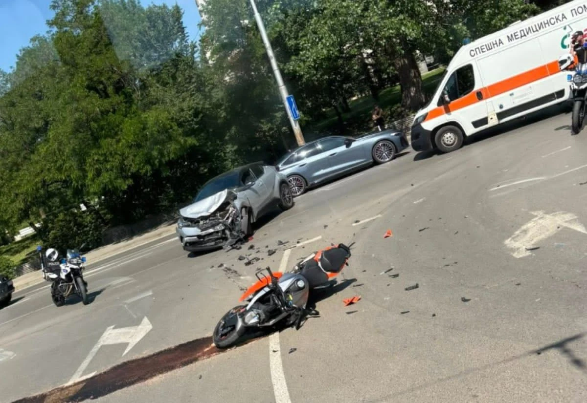 За катастрофа между лек автомобил и мотор на бул Черни