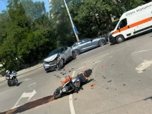 Катастрофа между кола и мотор в столицата, мотористът е откаран с линейка