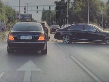 Катастрофа на бул. "България": Мерцедес проби оградата между двете платна