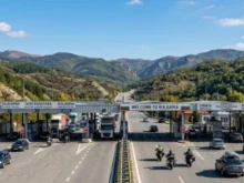 Автобуси с туристи чакат до 18 часа по границите на България с Турция и Сърбия