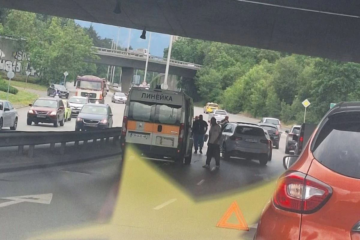 Верижна катастрофа с участието на поне 5 или 6 автомобила