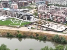 Скандалният строеж на метри от коритото на река Марица продължава