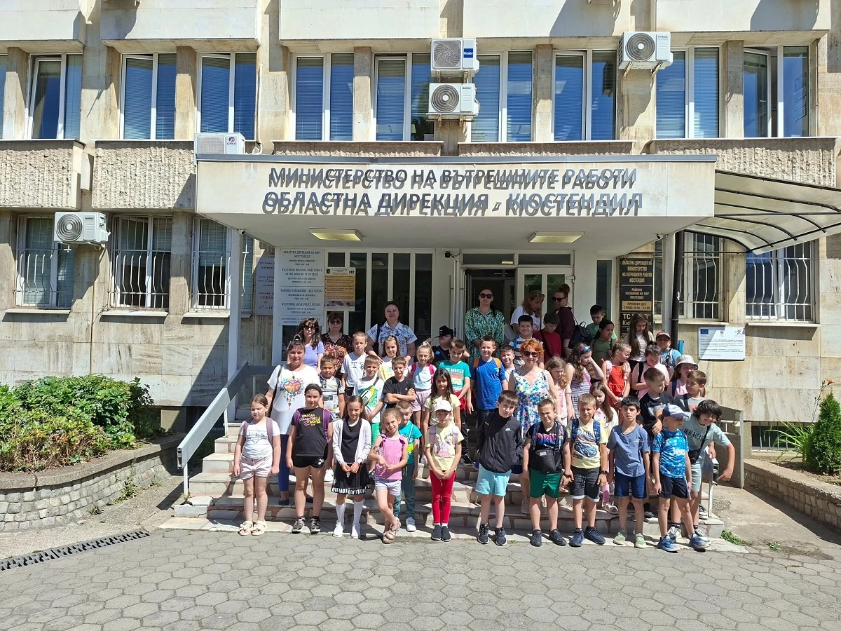 Ученици от втори и трети клас на Основно училище Проф