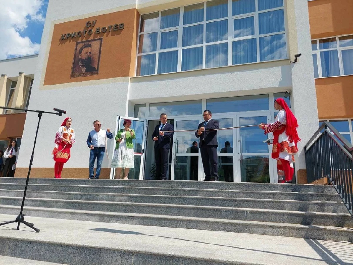 С официална церемония беше открита обновената сграда на Средно училище