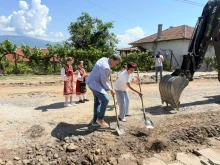 По проект ремонтират 580 м. от главната улица в петричко село