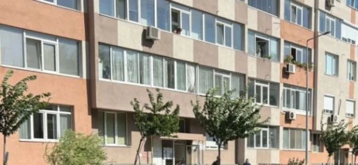 Два ъглошлайфа електрожен трион пистолет за пяна и други инструменти