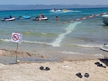Теч на отпадни води: Забраниха къпането на гръцки плаж