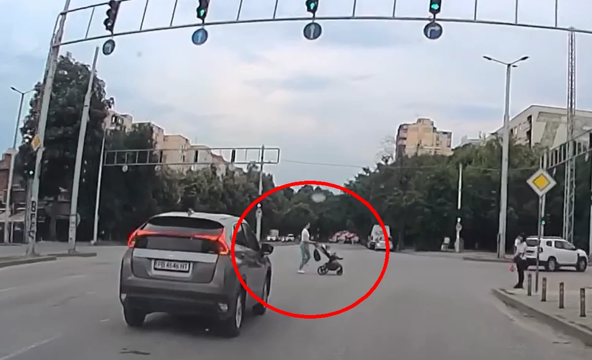 Секунди делят майка с детска количка от удар на оживен булевард в Пловдив
