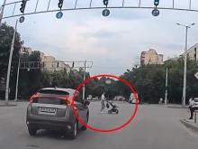Секунди делят майка с детска количка от удар на оживен булевард в Пловдив