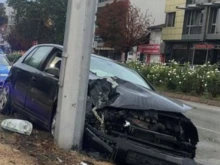 Кола се заби в стълб във Варна, движението е затруднено