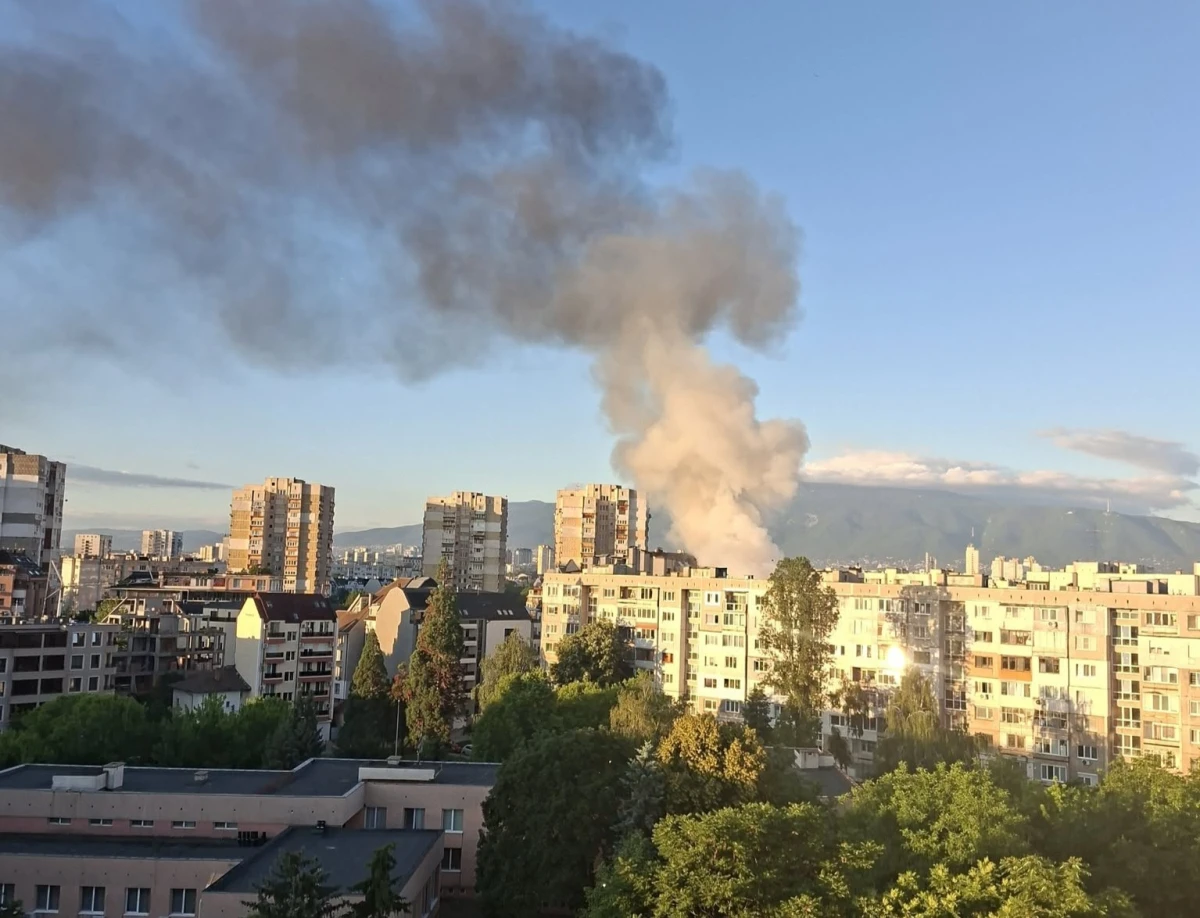 За пожар в столичния квартал Надежда съобщават очеивдци в социалните