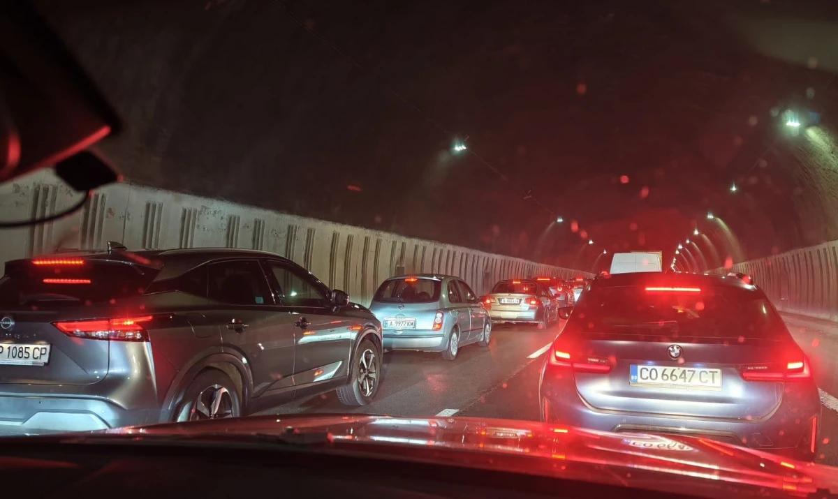 Движението в тунела на магистрала "Тракия" е парализирано