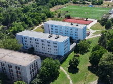 Трева с височина 1 метър около спортна база в Пловдив