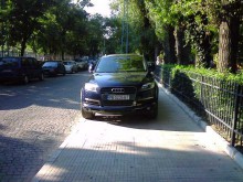 Джип паркира на тротоар и пречи на пешеходци