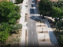 Поливат дърветата на ул."Генерал Колев" с водоноски