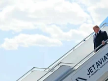 Самолетът на Тръмп кацна в Швейцария на път за международния форум във Франция