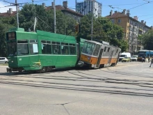 Два трамвая се удариха на оживено кръстовище в София