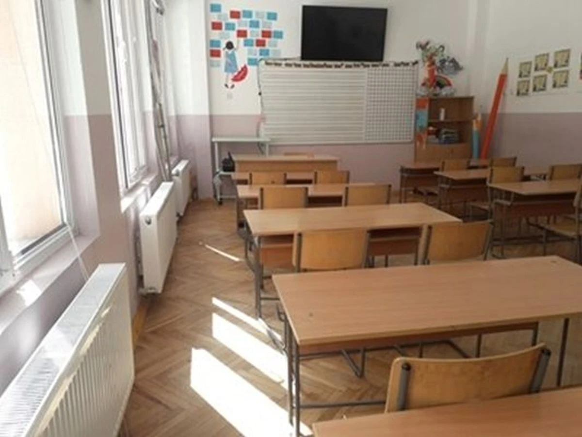 Асен нетърпеливо пое листа от квестора Най сетне Двайсет и