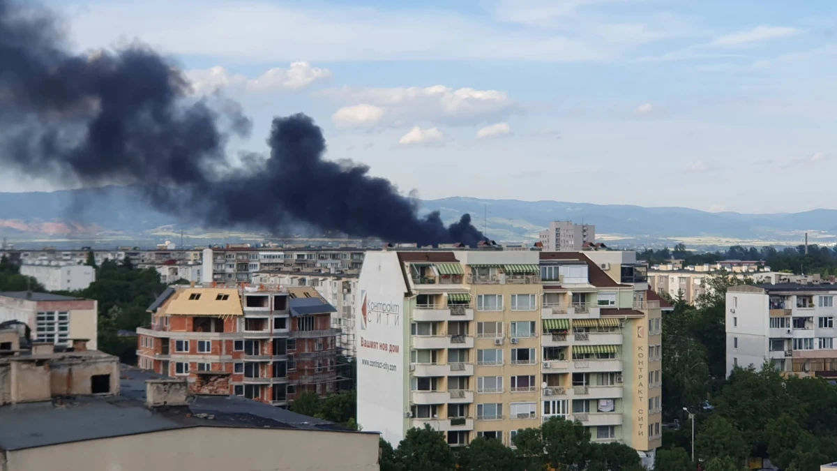 За голям пожар в София съобщават очевидци в социалните мрежи Огънят