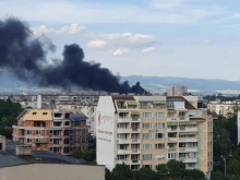 Изоставено хале се запали в София, задимяването е голямо